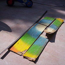 Remains of multicolored box - Photo: Alejandro Arroyo